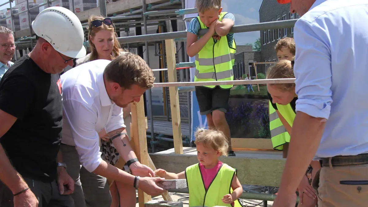 Eerste steen BS Zilverackers. Bij nieuwe huizen horen nieuwe voorzieningen.